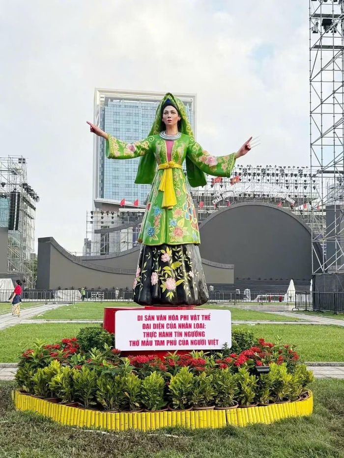Di sản văn hoá phi vật thể đại diện của nhân loại thực hành tín ngưỡng thờ mẫu tam phủ của người Việt một trong những mô hình di sản của Bắc Ninh được UNESCO ghi danh đặt tại Quảng trường 3/2.