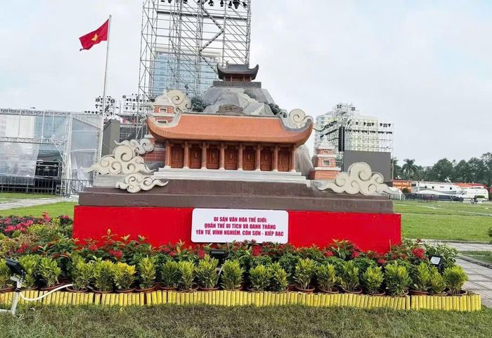 Hình ảnh mô hình 8 di sản của Bắc Ninh được UNESCO ghi danh đặt tại Quảng trường 3/2. (Ảnh TT)