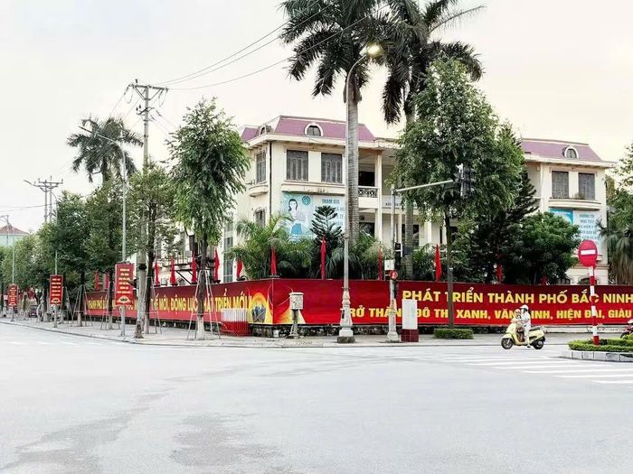 Khắp các tuyến đường lớn đều được trang trí với những màu sắc rực rỡ chào đón sự kiện trọng đại của tỉnh.