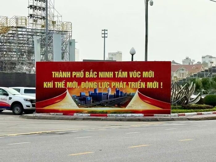 Khoảng 2.500 hồng kỳ cùng hàng nghìn pano, áp phích được bố trí trên các tuyến đường, cầu vượt, đường cao tốc, tại trụ sở các cơ quan và khu vực trung tâm.