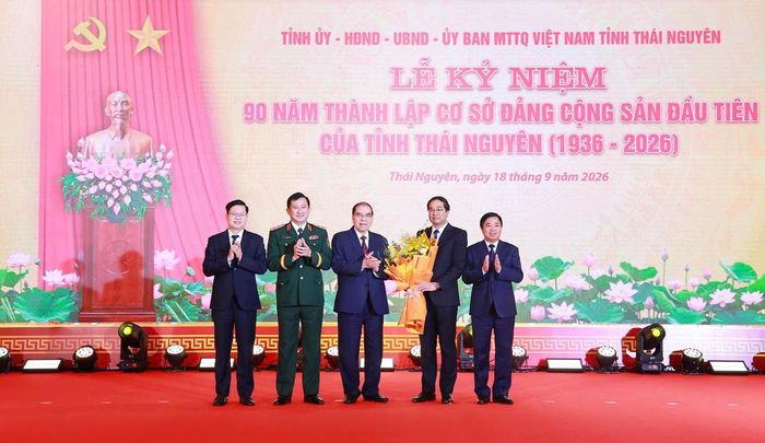 Thường trực Tỉnh ủy Thái Nguyên và lãnh đạo Quân khu 1 tặng hoa tri ân đồng chí Nông Đức Mạnh, nguyên Tổng Bí thư Ban Chấp hành Trung ương Đảng, nguyên Bí thư Tỉnh ủy, nguyên Chủ tịch UBND tỉnh Bắc Thái.