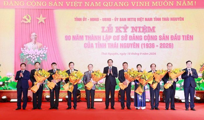 Thường trực Tỉnh ủy Thái Nguyên tặng hoa tri ân các đồng chí nguyên lãnh đạo tỉnh Thái Nguyên.
