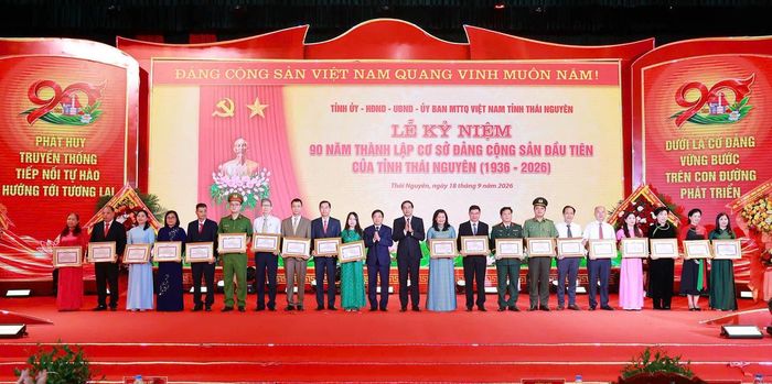 Ban Thường vụ Tỉnh ủy tặng Bằng khen cho 10 tổ chức Đảng, 10 đảng viên tiêu biểu; Chủ tịch UBND tỉnh tặng Bằng khen cho 7 tập thể, 5 cá nhân có đóng góp quan trọng trong sự nghiệp đấu tranh cách mạng, xây dựng và bảo vệ Tổ quốc.