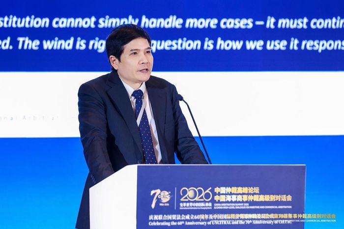 Ông Vũ Ánh Dương – Phó Chủ tịch Thường trực kiêm Tổng Thư ký Trung tâm Trọng tài Quốc tế Việt Nam (VIAC) trình bày tại sự kiện