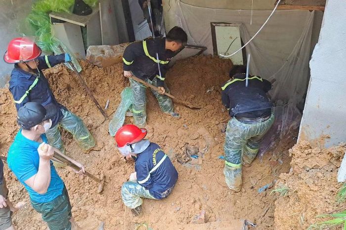 Lực lượng chức năng tìm kiếm nạn nhân.