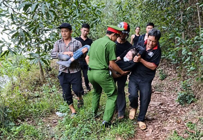 Công an xã Trung Thuần cùng người dân kịp thời đưa nạn nhân đi cấp cứu.