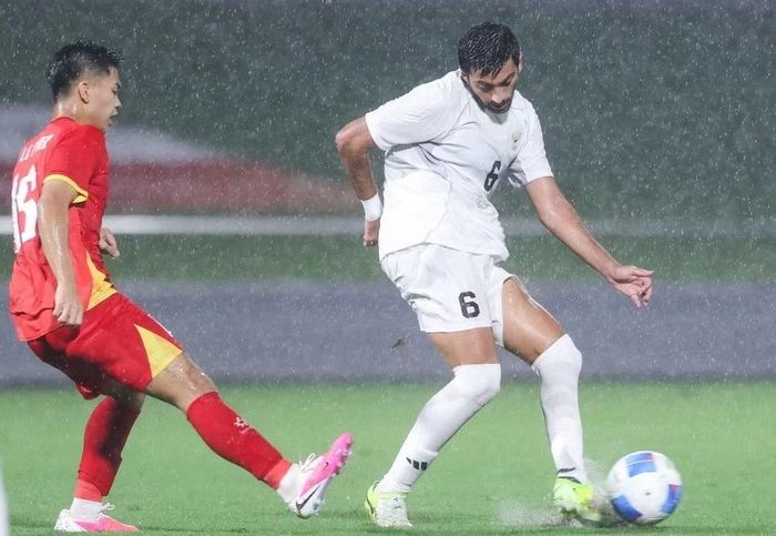 Nhờ vào may mắn, U23 Kuwait (áo trắng) mới có được 1 điểm trước U23 Việt Nam.