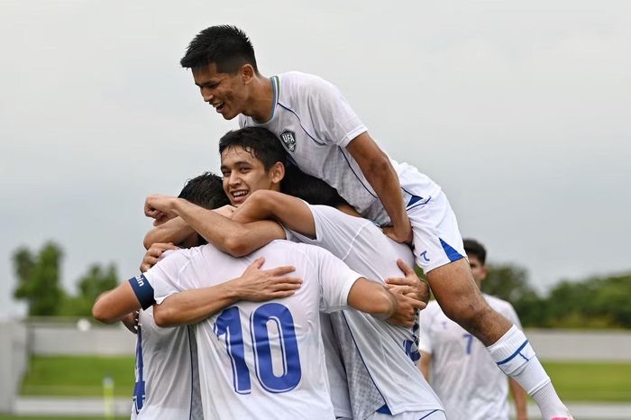 Các cầu thủ U23 Uzbekistan ăn mừng trong thắng lợi 5-1 trước U23 Philippines ở trận ra quân.