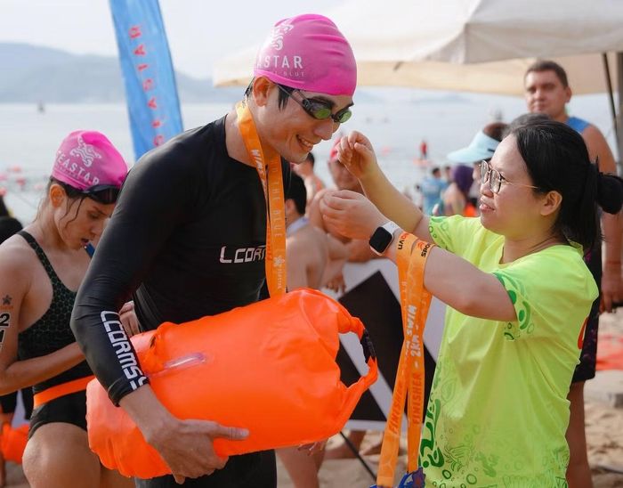 Anh Huỳnh Ngọc Tiến nhận huy chương tại một giải đấu open water (bơi trong môi trường nước mở). Ảnh: NVCC