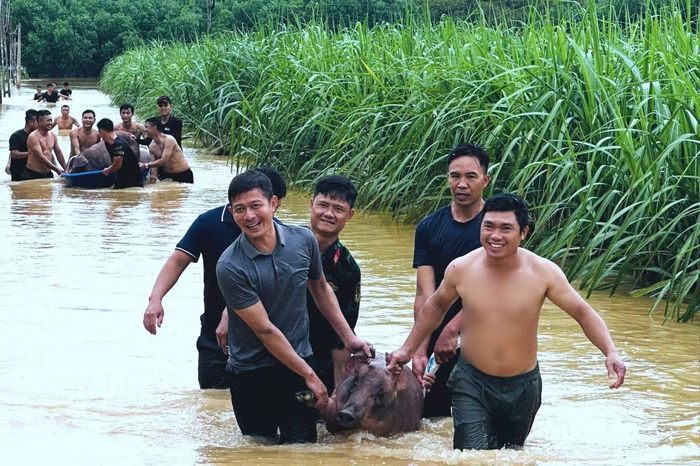 Đơn vị chức năng xã Nghĩa Lộc giải cứu vật nuôi giúp người dân ra khỏi vùng ngập lụt.