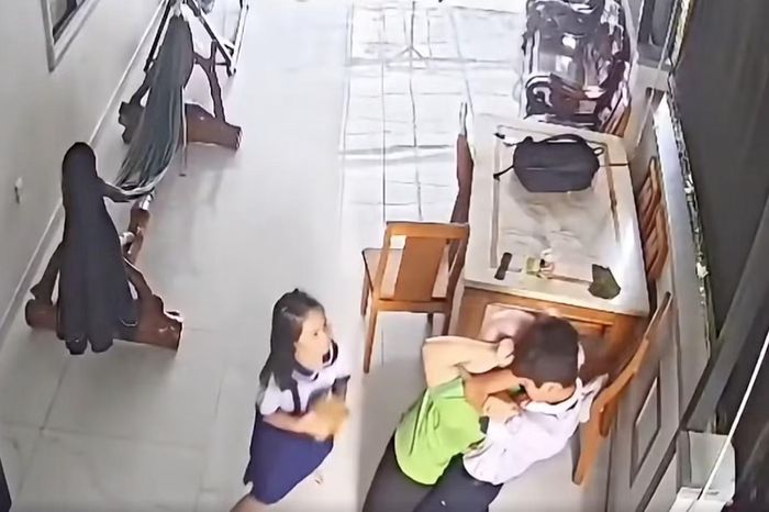 Hình ảnh em T. siết cổ chị N. trong đoạn clip lan truyền trên mạng xã hội.