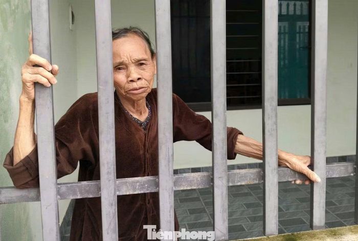 Người dân địa phương cho biết, nước lũ lên rất nhanh, nhưng trước đó cán bộ thôn, xã đã thông báo về nguy cơ ngập nặng nên mọi người chủ động kê cao, di chuyển đồ đạc. “Đã gần một ngày trôi qua, hiện nước không còn dâng và có dấu hiệu rút. Mong sao trời đừng mưa nữa để nước rút, người dân còn dọn dẹp, khắc phục hậu quả, sớm ổn định cuộc sống”, bà Nguyễn Thị Thu (79 tuổi, trú xã Nông Cống) cho hay.