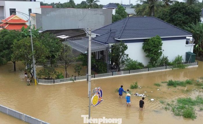Theo chính quyền địa phương, trong số các hộ dân ảnh hưởng do mưa lũ có 50 hộ với 167 nhân khẩu bị cô lập, 461 hộ phải di dời tại chỗ. Nước lũ cũng gây ngập hàng trăm ha lúa, hoa màu và cây hàng năm.
