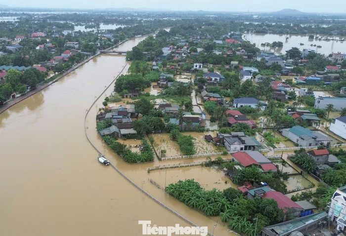 Trước diễn biến phức tạp của mưa lũ, 41 địa phương trong vùng ảnh hưởng đã chủ động, khẩn trương triển khai lực lượng di dời hơn 1.000 hộ gia đình, với gần 3.900 nhân khẩu đến các khu vực sơ tán tập trung và nhà kiên cố an toàn.