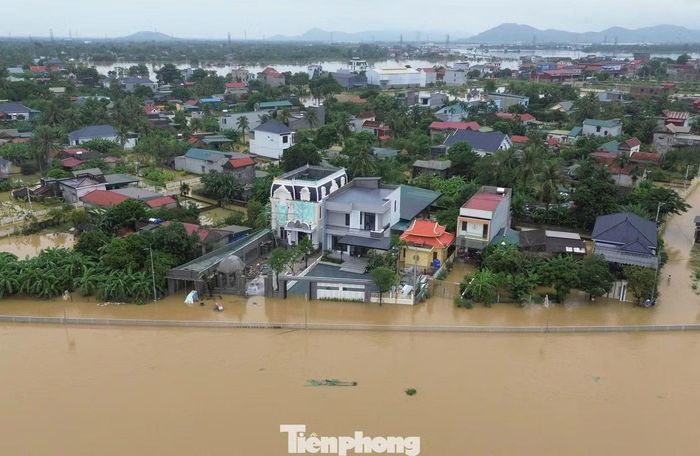 Ông Đỗ Minh Quân - Chủ tịch UBND xã Nông Cống cho biết, hàng trăm hộ dân trên địa bàn bị ngập do nước sông dâng cao. Ngay khi có nguy cơ, xã đã kịp thời thông báo, cử các tổ công tác xuống cơ sở hỗ trợ người dân di dời người và tài sản.