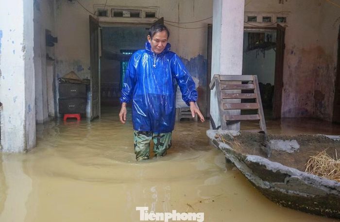 Theo Ban Chỉ huy Phòng thủ dân sự tỉnh Thanh Hóa, đợt mưa lớn kéo dài từ ngày 13/9 đến nay, với lượng mưa phổ biến 300-500mm đã gây ngập hơn 8.400 hộ dân tại hàng loạt địa phương. Trong đó, ngập nặng nhất là phường Hàm Rồng với 2.223 hộ, xã Nông Cống 1.524 hộ, xã Kim Tân 1.364 hộ, xã Thành Vinh 675 hộ...