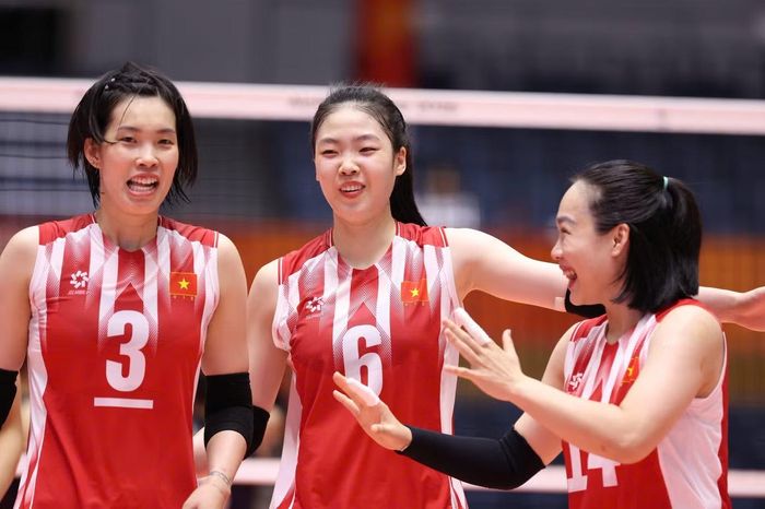 Phạm Quỳnh Hương chia sẻ niềm vui chiến thắng với đàn chị Thanh Thuý và các đồng đội. Chiến thắng 3-0 trước Hong Kong (Trung Quốc) đưa đội tuyển bóng chuyền nữ giành vé vào tứ kết Asiad 20.