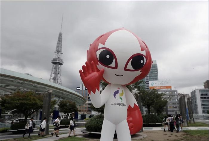 Linh vật Honohon của Asiad 2026 được trưng bày gần tháp Chubu Electric Power Mirai ở Nagoya, Nhật Bản.