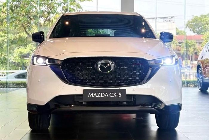 Mazda CX-5 vừa ghi nhận mức giá đáy mới tại đại lý, thấp hơn giá niêm yết 40 triệu đồng.