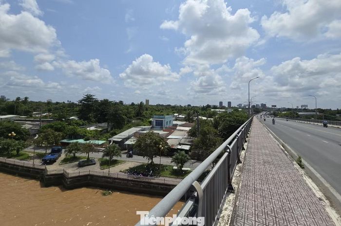 Phía Nam khu Trung tâm Văn hóa Tây Đô giáp đường Võ Nguyên Giáp (từ cầu Hưng Lợi đến nút giao IC3). Ông Trương Cảnh Tuyên - Chủ tịch UBND TP. Cần Thơ cho biết, tư vấn đánh giá vị trí này có lợi thế tổng hợp nổi trội về tính trung tâm và khả năng kết nối, phù hợp để ưu tiên nghiên cứu. Tuy nhiên, đây mới là kiến nghị của tư vấn, chưa phải phương án được lựa chọn. Việc bố trí trung tâm hành chính - chính trị còn phải thực hiện theo chủ trương của cấp có thẩm quyền và quy định pháp luật về quản lý, sử dụng tài sản công.