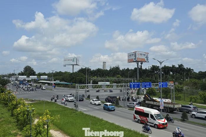 Khu đất quy hoạch nằm cạnh nút giao IC3, cửa ngõ vào TP. Cần Thơ (điểm giao đường Quang Trung - Võ Nguyên Giáp - cầu Hưng Lợi). Một số chuyên gia cho rằng, không nên dời trung tâm hành chính đi quá xa khu hành chính hiện nay, vì sẽ phải đầu tư lại từ hạ tầng, trụ sở, tới nhà ở, trường học... để phục vụ di chuyển nơi làm việc của hàng nghìn nhân sự và gia đình trong bộ máy, gây tốn kém nguồn lực.