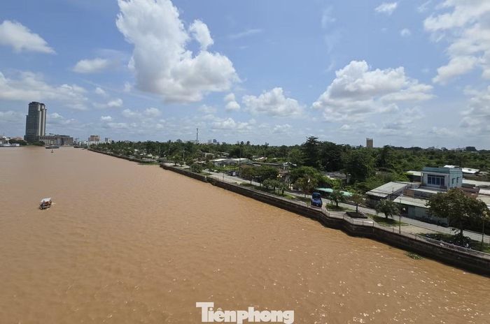 Vị trí khu đất Trung tâm Văn hóa Tây Đô nhìn từ cầu Hưng Lợi. Thời gian qua, một phần khu vực này đã được giải phóng mặt bằng. Tuy nhiên, quá trình triển khai gặp nhiều khó khăn, nên mặt bằng vẫn dở dang.