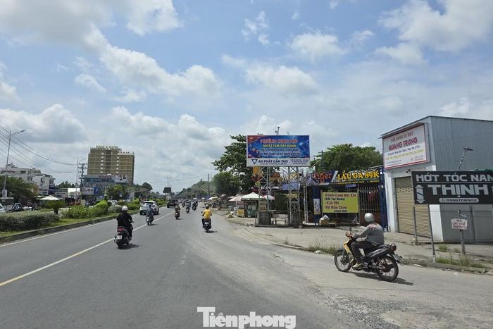 Phía Đông khu đất giáp đường Quang Trung (từ cầu Quang Trung đến nút giao IC3).