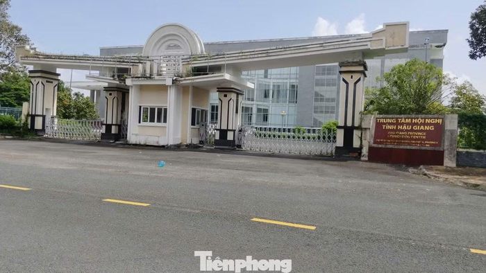  Theo một số chuyên gia, trong bối cảnh chuyển đổi số, cần thay đổi tư duy quy hoạch không gian, hạn chế mô hình tập trung hóa, không nhất thiết phải xây dựng các khu hành chính hay khu chức năng quá tập trung - mô hình từng bộc lộ nhiều bất cập tại một số địa phương. Tỉnh Hậu Giang cũ từng xây dựng khu hành chính tập trung tại Vị Thanh, sau khi sáp nhập, hiện một số trụ sở ở đây đang để không. Ảnh: Trụ sở Trung tâm hội nghị khu hành chính tỉnh Hậu Giang cũ. 