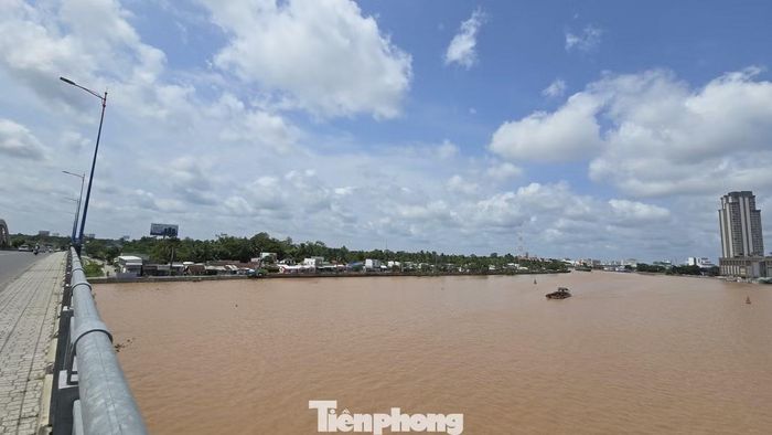  Khu vực Trung tâm Văn hóa Tây Đô có mặt Bắc và Tây giáp sông Cần Thơ, phía Đông và Nam giáp đường Quang Trung và đường Võ Nguyên Giáp - cầu Hưng Lợi. Ảnh: Vị trí khu đất nhìn từ cầu Quang Trung. 