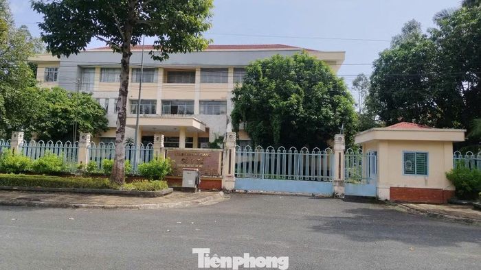  Chuyên gia cho rằng, công nghệ đã cho phép kết nối và xử lý công việc từ xa, do vậy, cần nghiên cứu phân tán hợp lý các phân khu chức năng nhằm giúp giảm áp lực giao thông và tối ưu hóa nguồn lực đất đai. Ảnh: Một số trụ sở cơ quan ở trung tâm hành chính tỉnh Hậu Giang cũ đang bỏ không sau sáp nhập. Cần Thơ đang triển khai nhiều giải pháp để sử dụng những trụ sở này, như chuyển giao cho một số trường đại học, nghiên cứu. Tuy nhiên, khu vực này khá vắng và xa khu dân cư hiện hữu. 