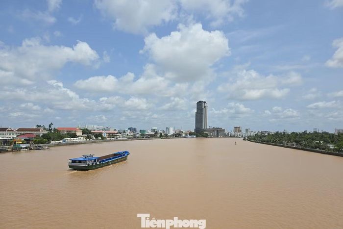  Tháng 4/2023, UBND TP. Cần Thơ phê duyệt điều chỉnh quy hoạch tỷ lệ 1/500 Trung tâm văn hóa Tây Đô, với tổng diện tích hơn 69 ha. Trong đó có khu trung tâm hành chính mới tập trung của thành phố. Sau sáp nhập, TP. Cần Thơ đã rà soát và tiếp tục chọn khu vực này làm trung tâm hành chính của thành phố mới. Ảnh: Sông Cần Thơ nhìn từ cầu Hưng Lợi, bên phải là vị trí Trung tâm văn hóa Tây Đô (phường Hưng Phú), bên trái là phường Ninh Kiều và Tân An (khu hành chính hiện nay). 