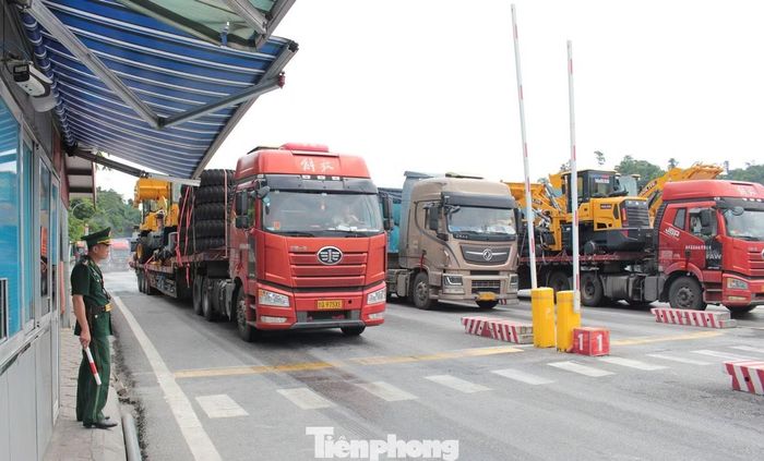 Để vận hành chính thức cửa khẩu thông minh vào cuối năm nay, hiện một số làn xe tại cửa khẩu Hữu Nghị đang thí điểm hình thức thông quan số. Hoạt động cũng nằm dưới sự giám sát, theo dõi của lực lượng chức năng.