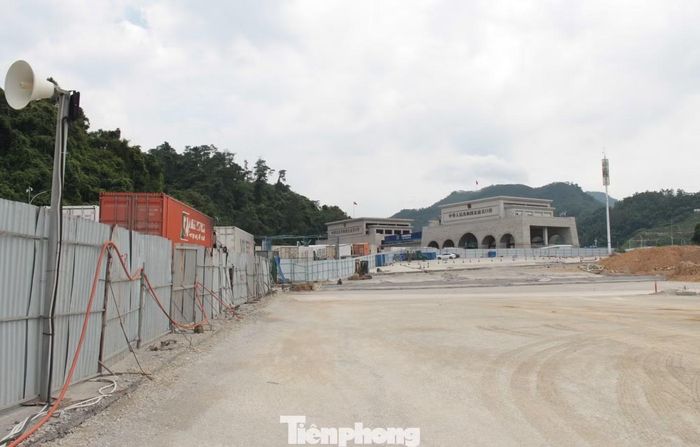 Toàn bộ khu vực mở rộng để tăng số làn xe tại cửa khẩu Hữu Nghị lên 14 làn đã cơ bản được mở rộng (phần ngăn rào với các làn xe đang khai thác) và chạy dài đến tận cửa khẩu phía Trung Quốc.