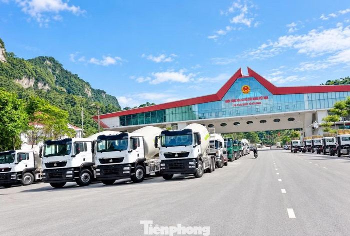 Tuy nhiên lâu nay số cửa khẩu thông quan chỉ có 3 làn xe để thông quan hàng hóa