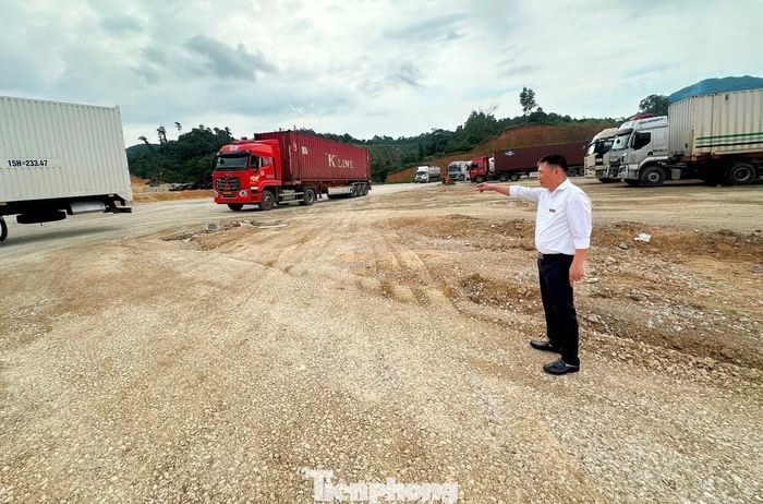 Với những khu vực mặt bằng đã đắp, san ủi và thảm lớp bê tông nhựa thô (khu vực người đứng chỉ tay) đại diện Ban Quản lý Khu Kinh tế cửa khẩu Đồng Đăng - Lạng Sơn cho biết, khi lưu lượng xe qua cửa khẩu đông, để tránh ùn tắc, lực lượng chức năng sẽ điều tiết xe chở hàng cho vào đây lưu thông, dừng đỗ.