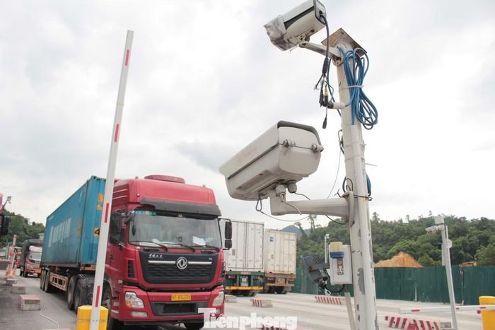 Để tăng khả năng thông quan và ứng dụng công nghệ khi làm thủ tục xuất, nhập hàng hóa, UBND tỉnh Lạng Sơn đang triển khai dự án thí điểm xây dựng cửa khẩu thông minh tại cửa khẩu quốc tế Hữu Nghị, mục tiêu đến hết năm 2026 cửa khẩu Hữu Nghị tăng lên 14 làn xe, áp dụng cửa khẩu số, cửa khẩu thông minh (làm thủ tục trực tuyến, xe chạy không dừng).