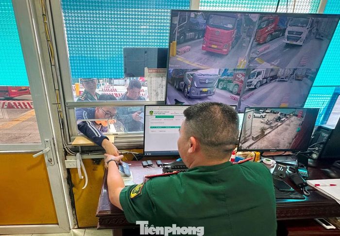 Theo Ban Quản lý Khu Kinh tế cửa khẩu Đồng Đăng - Lạng Sơn, sau khi cửa khẩu Hữu Nghị tăng lên 14 làn xe vào cuối năm nay và áp dụng cửa khẩu số, cửa khẩu thông minh, việc lái xe, doanh nghiệp phải xếp hàng làm thủ tục thông quan tại cửa khẩu sẽ được bỏ, thay vào đó là làm trực tuyến.