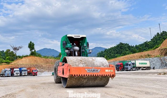 Với giai đoạn 2, hiện các đơn vị thi công đang khẩn trương huy động máy móc lu lèn, thảm mặt bằng, dự kiến cuối năm 2026 sẽ hoàn thành mở rộng cửa khẩu Hữu Nghị lên 14 làn xe