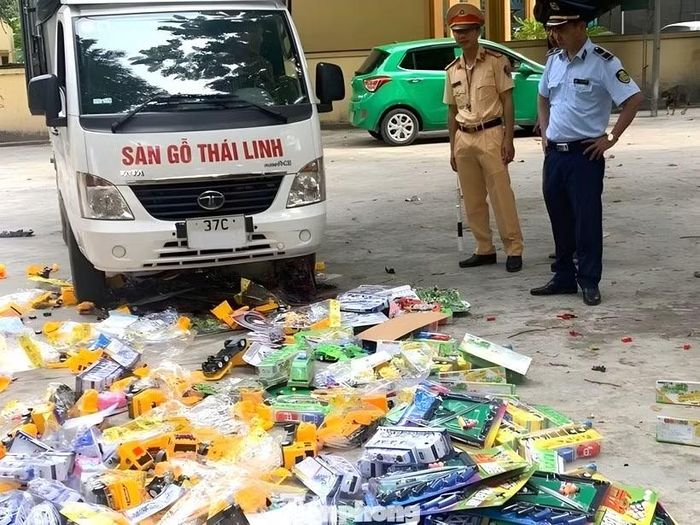 Tiêu hủy đồ chơi trẻ em không rõ nguồn gốc.