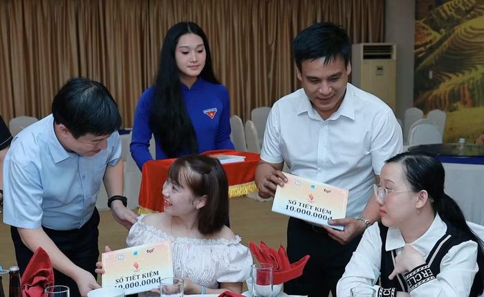 Mỗi gương thanh niên khuyết tật tiêu biểu “Toả sáng nghị lực Việt” 2026 được nhận một sổ tiết kiệm trị giá 10 triệu đồng. Ảnh: K.Anh
