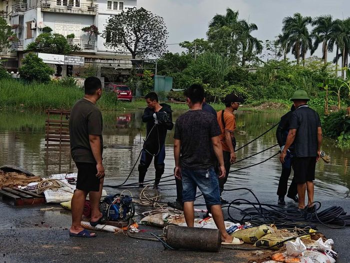 Thợ lặn tìm kiếm khu vực mới, nằm giữa phố Viên.
