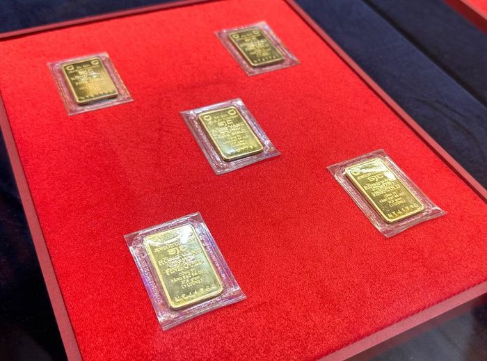 Giá vàng miếng SJC cao hơn giá vàng thế giới hơn 10 triệu đồng/lượng.