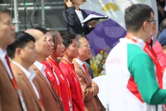 Trưởng đoàn Nguyễn Hồng Minh cho biết sức khỏe của các vận động viên hiện ổn định và toàn đoàn đã sẵn sàng bước vào tranh tài. Việc các đội tuyển lưu trú phân tán tại nhiều địa điểm tạo ra không ít khó khăn trong công tác chỉ đạo, điều hành và xử lý tình huống phát sinh. Tuy nhiên, Đoàn Thể thao Việt Nam đã chủ động xây dựng các phương án thích ứng với điều kiện tổ chức tại Nhật Bản. Ảnh Bùi Lượng