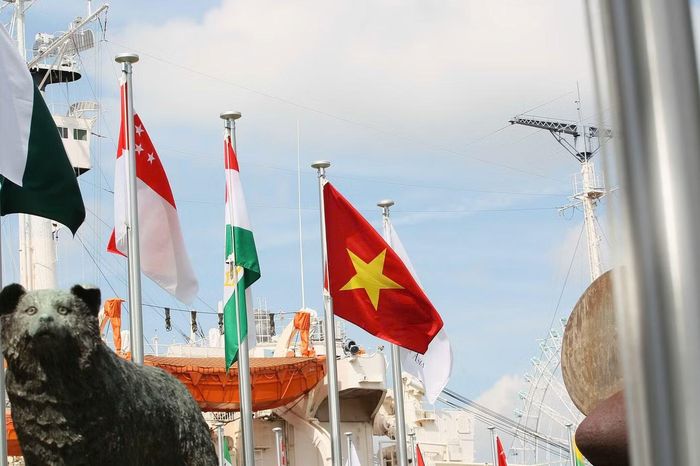 Trong không khí trang nghiêm, lá cờ đỏ sao vàng được kéo lên tại Cảng Nagoya. Nghi thức mang ý nghĩa khẳng định sự hiện diện của Đoàn Thể thao Việt Nam tại Asiad 20, đồng thời tiếp thêm động lực để các vận động viên bước vào những ngày tranh tài phía trước. Ảnh Bùi Lượng