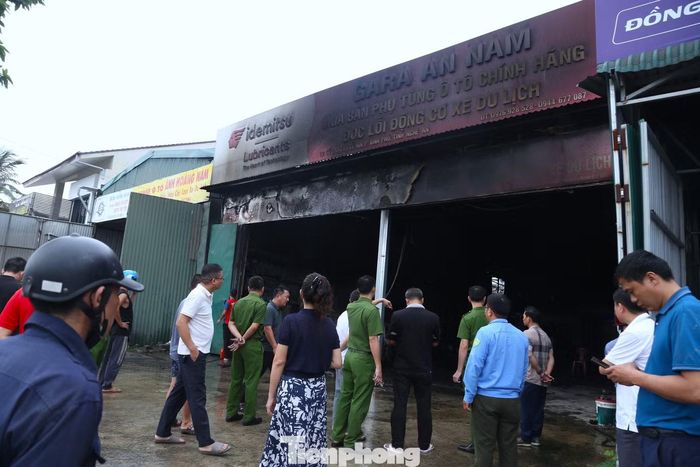 Sau khi xảy ra cháy, lực lượng chức năng có mặt tại hiện trường.
