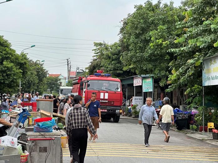 Xe chữa cháy chuyên dụng được điều động ngay sau khi nhận được tin báo.