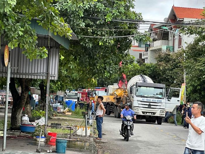 Xe chữa cháy và xe bê tông được điều động đến hiện trường.