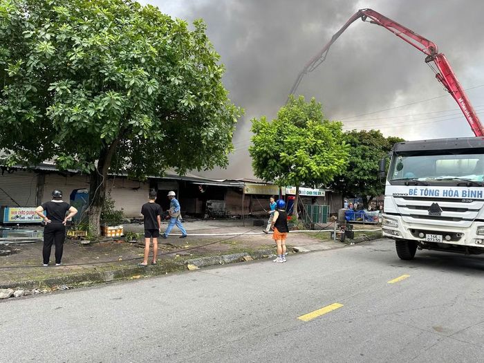 Xe bê tông cũng được điều động để ngăn chặn đám cháy lan rộng.
