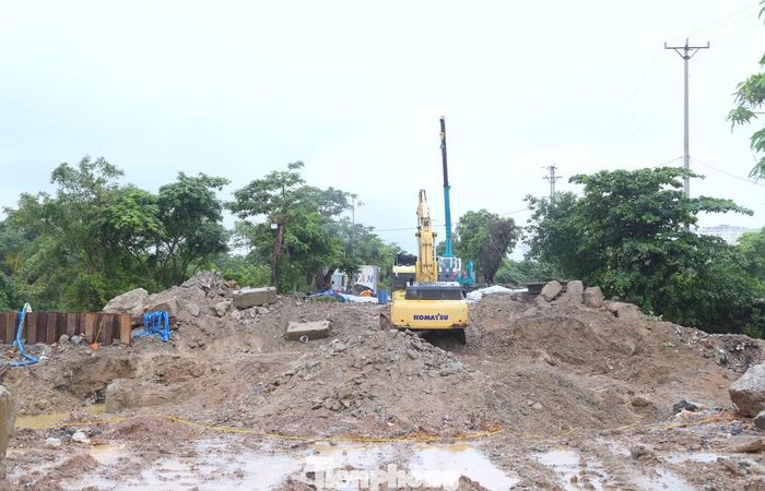  Hiện nhiều đoạn trên tuyến đê đang được nâng cấp, sửa chữa. Đặc biệt, khu vực gần cầu Đen – nơi từng xảy ra sự cố vỡ bờ sông﻿ Vinh﻿ vào tháng 10/2025 – đang được tập trung thi công. 