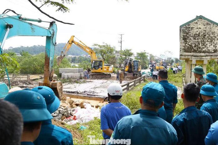 Nỗi lo này càng hiện hữu sau sự cố xảy ra vào tháng 10/2025, khi một đoạn bờ sông Vinh, khu vực gần cầu Đen, từng bị vỡ, đe dọa trực tiếp đến khu dân cư phía trong đê. Trong ảnh, các lực lượng gia cố bờ sông Vinh.